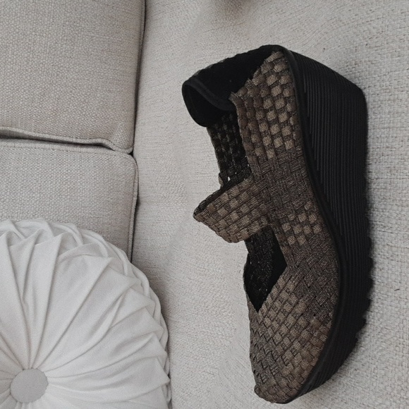 Bronze gold Wedgies New Never worn outside Stretchy upper NWOT - Picture 5 of 7